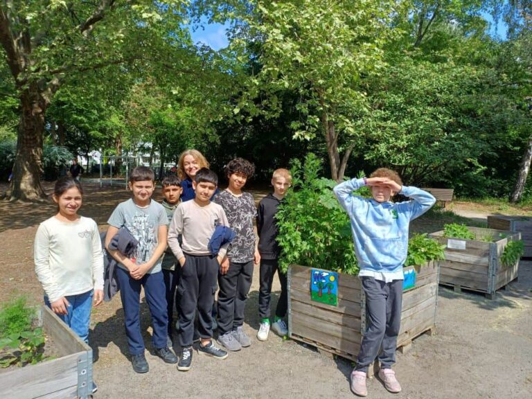 Die Schüler*innen der Willkommensklasse 5/6 als Gärtner*innen